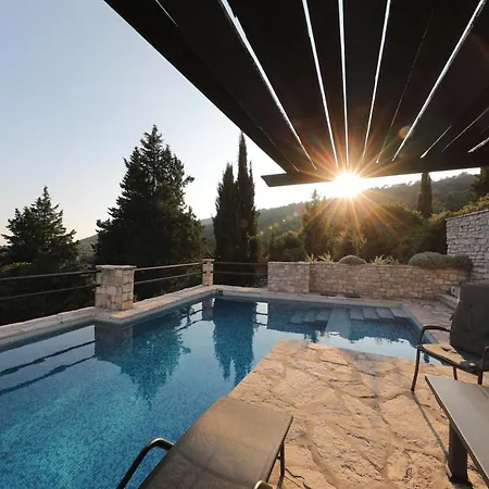 Pine Hill Vila